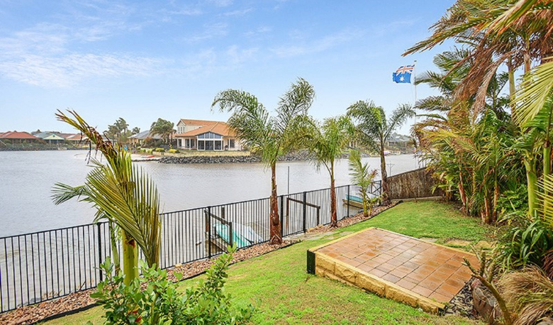 Accommodation Image for Lakeside Beach House