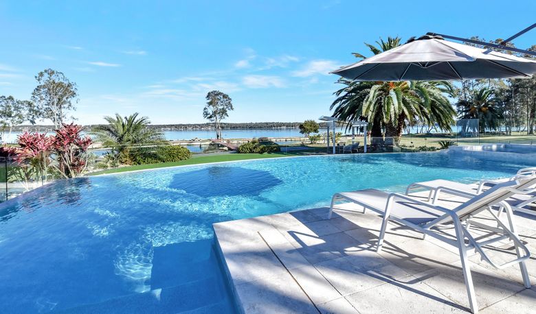 Accommodation Image for Lake Palm Resort Luxury
